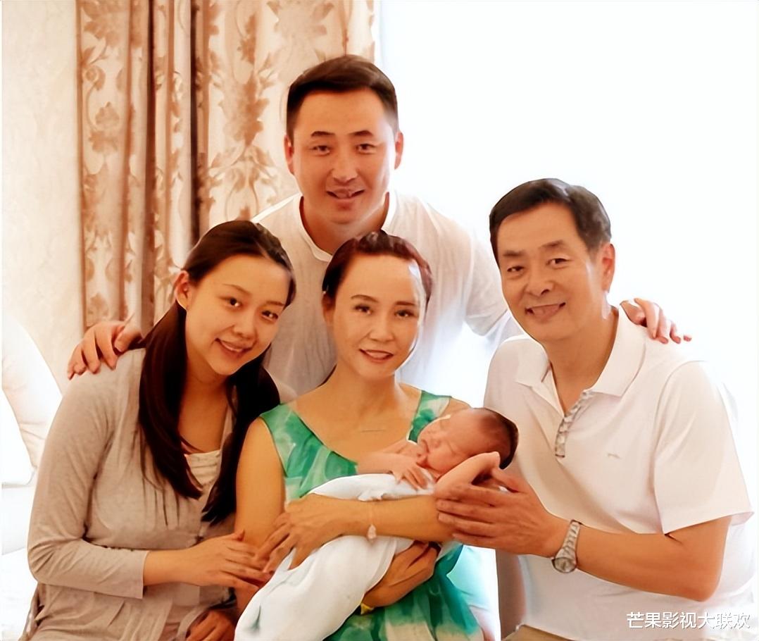 濮存昕：家人相继离世，如今70岁的我不敢老去，还要照顾老母亲