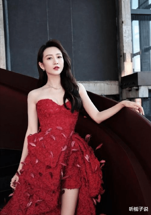 王鸥产后复出照曝光!面色红润、戒指亮眼,20万月子中心营养搭配