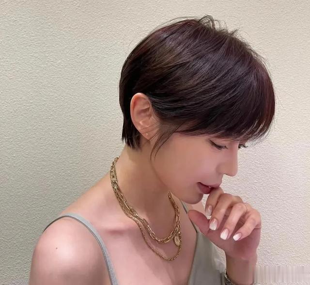 女子酷感超短发