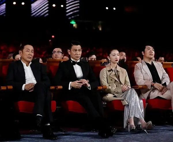 太讽刺!热巴杨紫还在吹颜值,周冬雨已经跟刘德华梁朝伟平起平坐