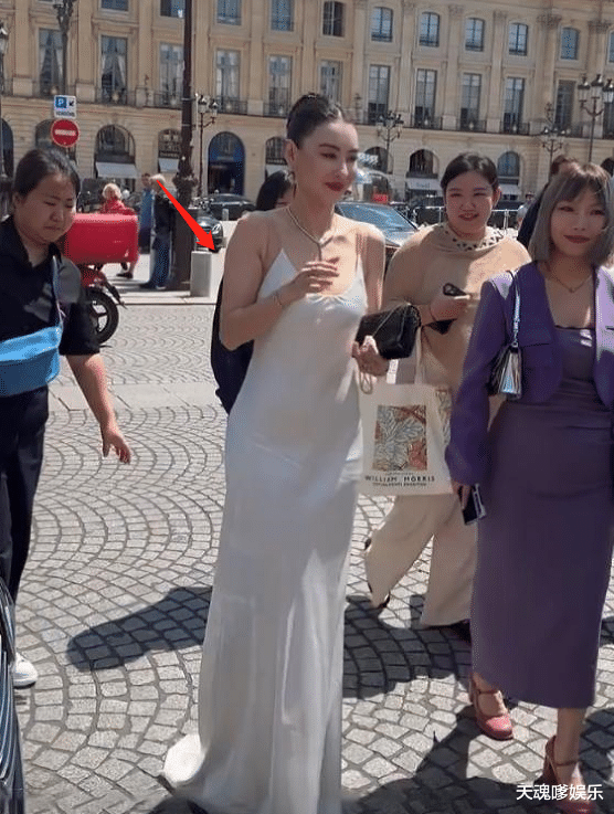 曝张柏芝携子下嫁后，现身巴黎与人握手哈腰弓背，网友：像胖头鱼