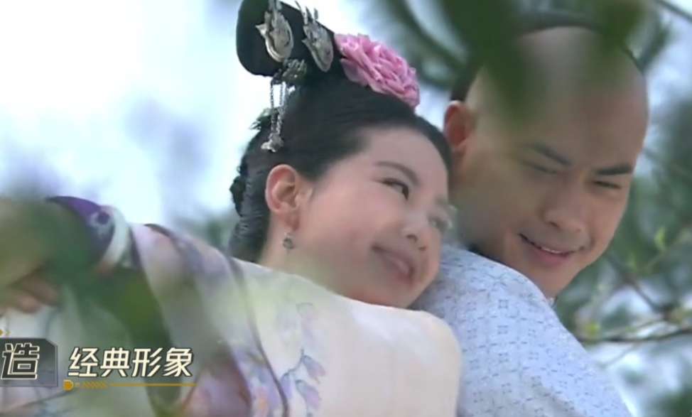 披3首播：54岁郑嘉颖一个人坐着，没人上前打招呼，自嘲我凉了