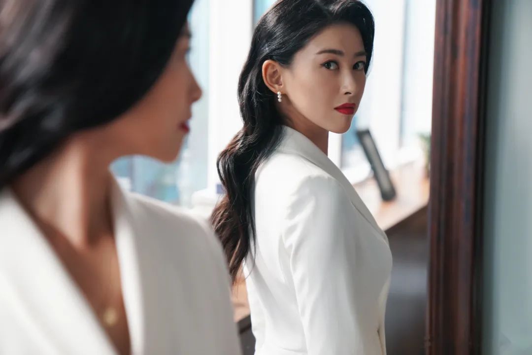 除了大嫂高叶之外，这5位开年爆火的“半老徐娘”， 长腿美背，越老越有韵味