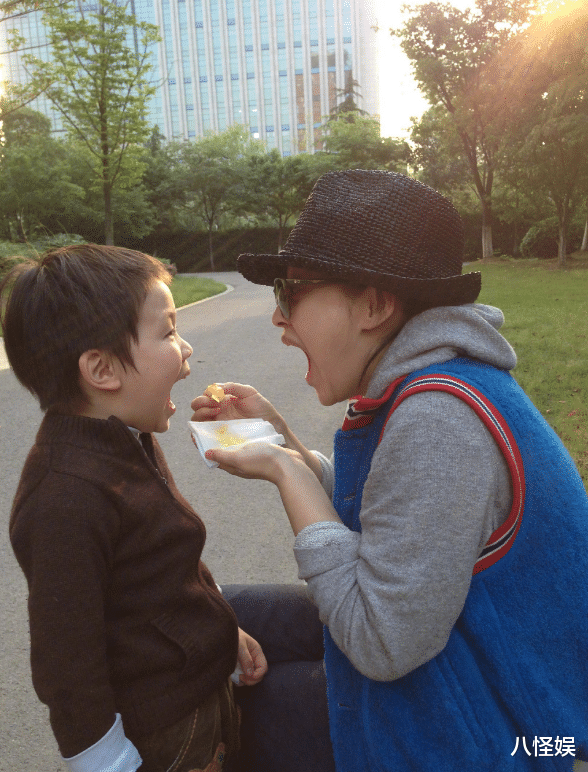 梅婷|梅婷晒照为侄子中考加油,侄子高她半头身高近一米八,姑侄俩超像