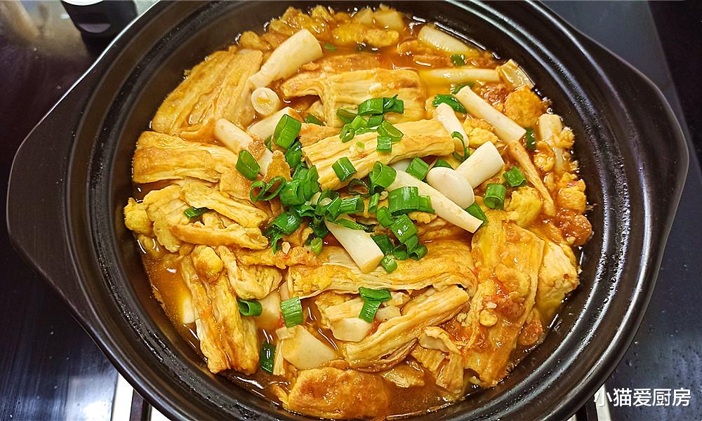 |腐竹加上番茄和海鲜菇一起烧,虽然不放肉,吃起来依然很香