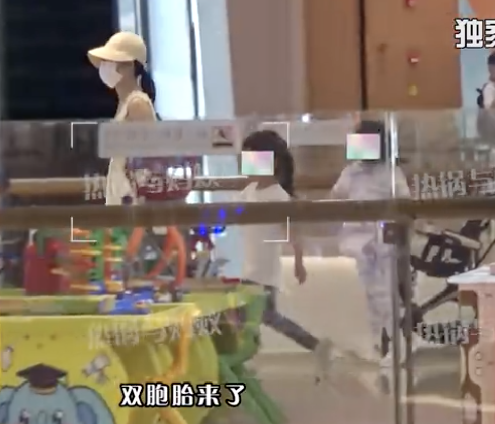 谢娜疑似怀三胎！带3个女儿逛商场，肚子隆起明显，被猜已有5个月身孕