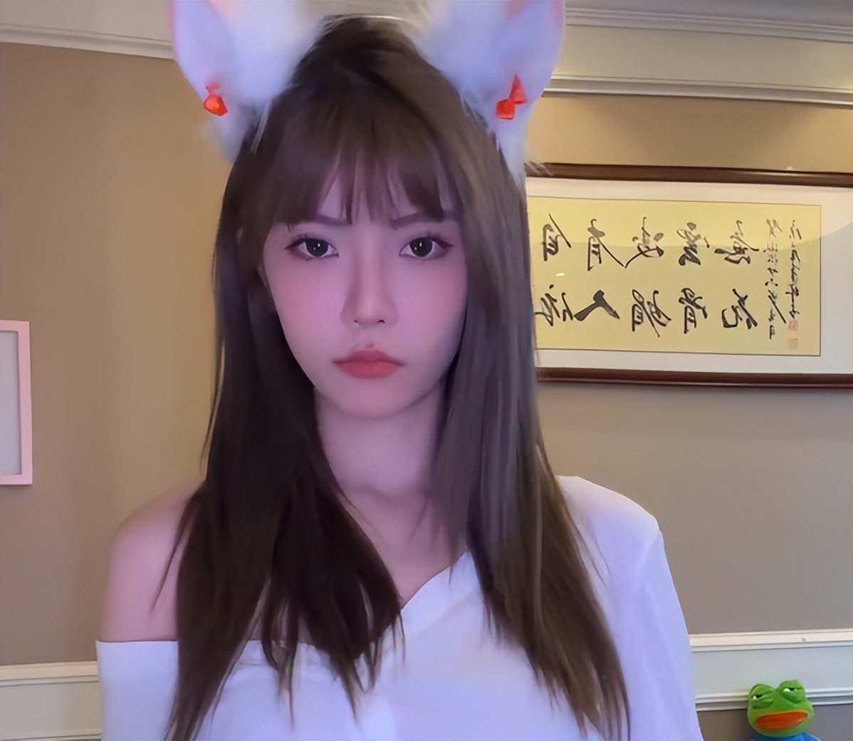 曝周淑怡疑默认与李小璐出轨者恋爱，骂粉丝和房管，直播下跪道歉