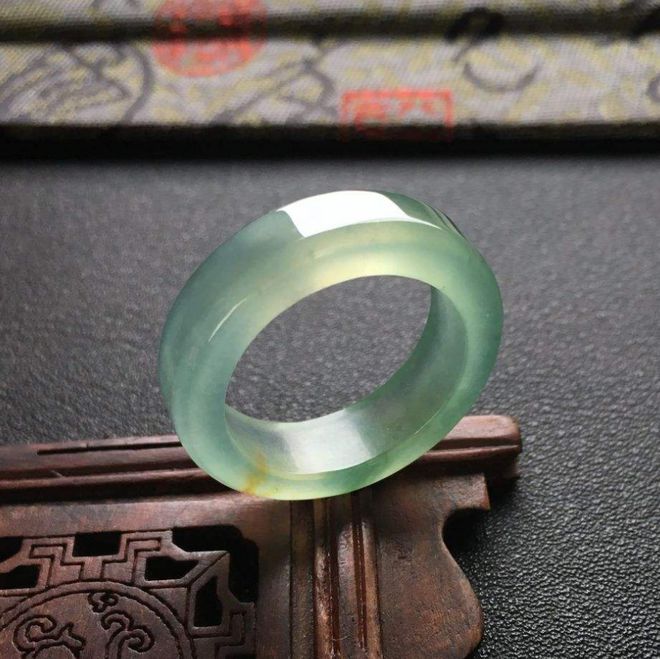 翡翠|冬天要怎么防止翡翠开裂失水?