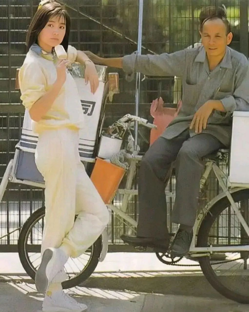 林青霞，“东南亚第一美人”，穿搭展现了时尚品味不过时的经典。