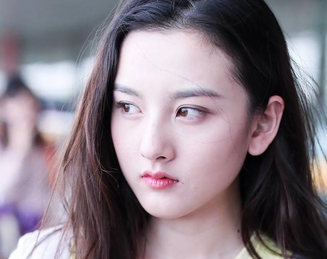 宋祖儿被除名后曝黑料:15岁与丑男富二代恋爱,主动牵手王思聪