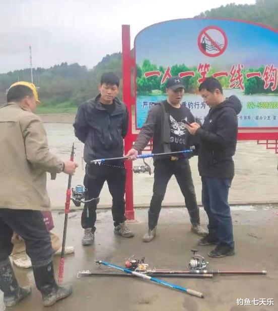 鱼钩|在长江钓鱼堪比废物排放？7枚鱼钩和3吨废硫酸，谁才是生态杀手