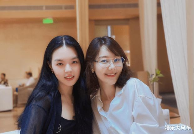 李咏|李咏妻女回国与老友相聚,法图麦长发飘飘身材火辣,打算出道