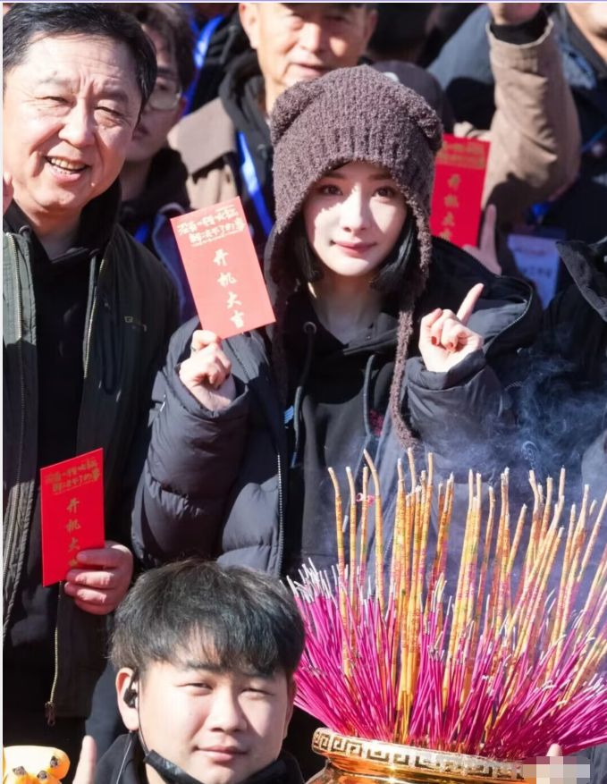 杨幂|杨幂新电影开机，穿北电羽绒服低调现身，笑容僵硬山根显粗