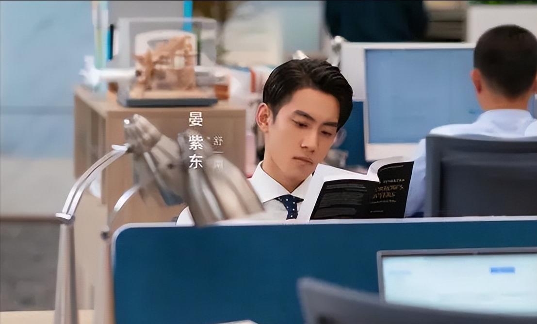 |央视“撑腰”！太子爷“被贬”成凡人？国剧职场终于不装了