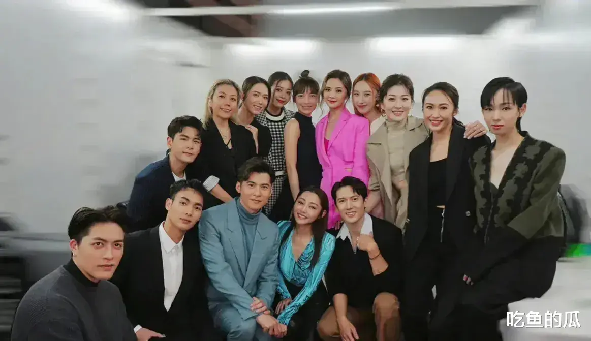 阿娇超贴心，给阿sa庆生时站着当陪衬，陈妍希却坐着跟寿星抢镜头