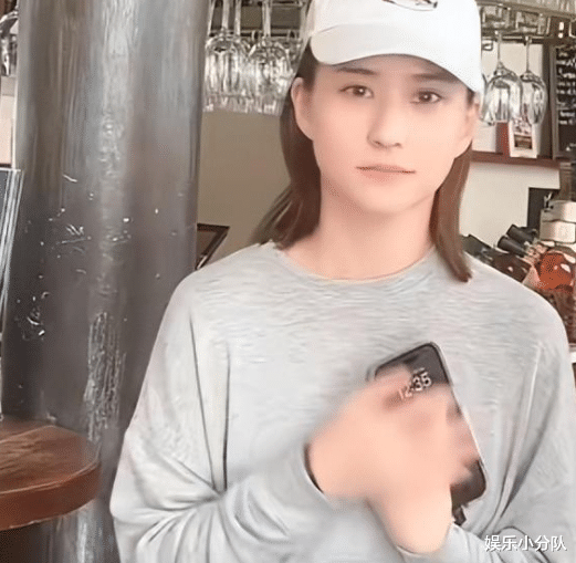 何超莲近照曝光!素颜雀斑孕味十足,频繁探班窦骁,网友:真怀了