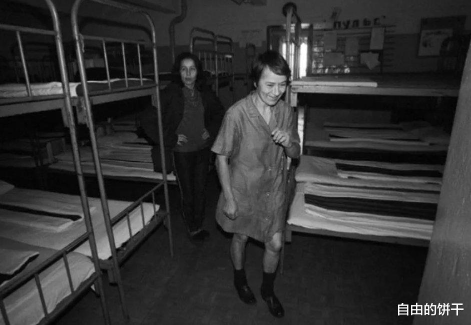失眠|被脱光，浇冷水，带走所有东西：苏联女性是如何从宿醉中醒来