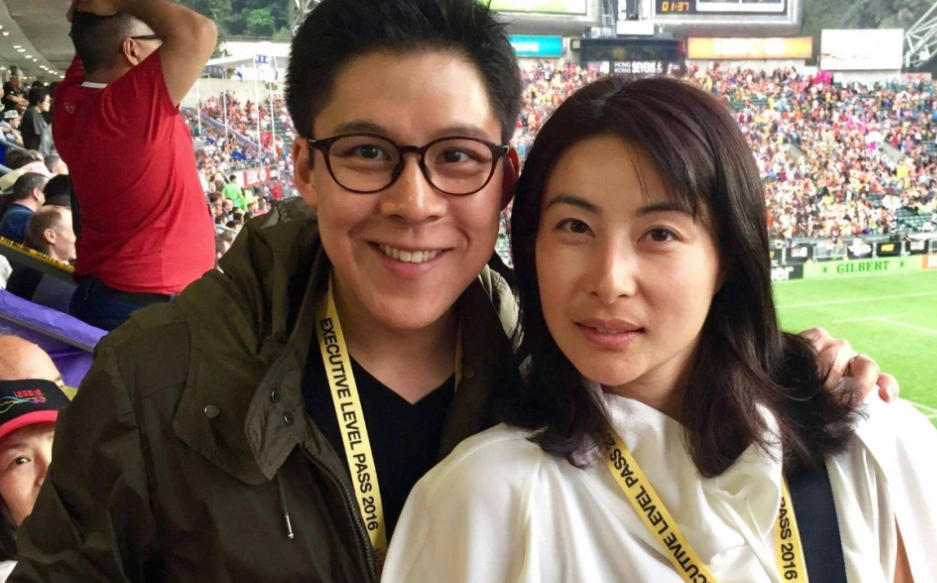 霍英东家族聚会照曝光,霍启刚坐第一排尽显地位,霍思纬令人惊艳