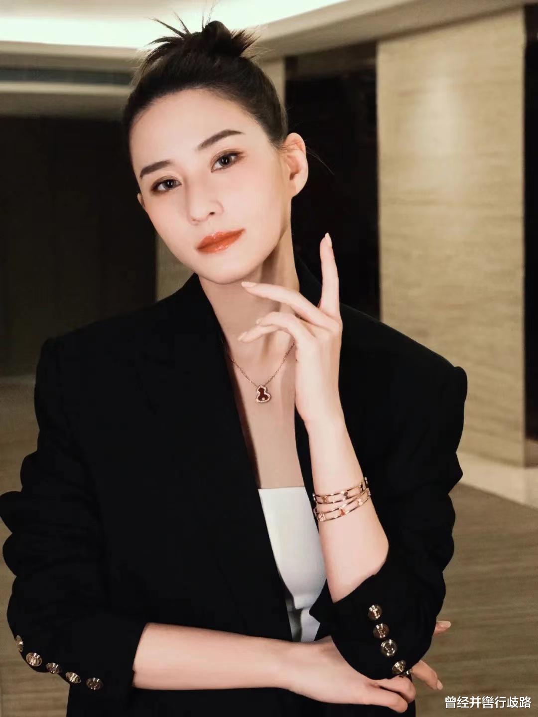 窦骁|窦骁和奚梦瑶分手后“嫁入”同一豪门，网友戏称：顶峰相见