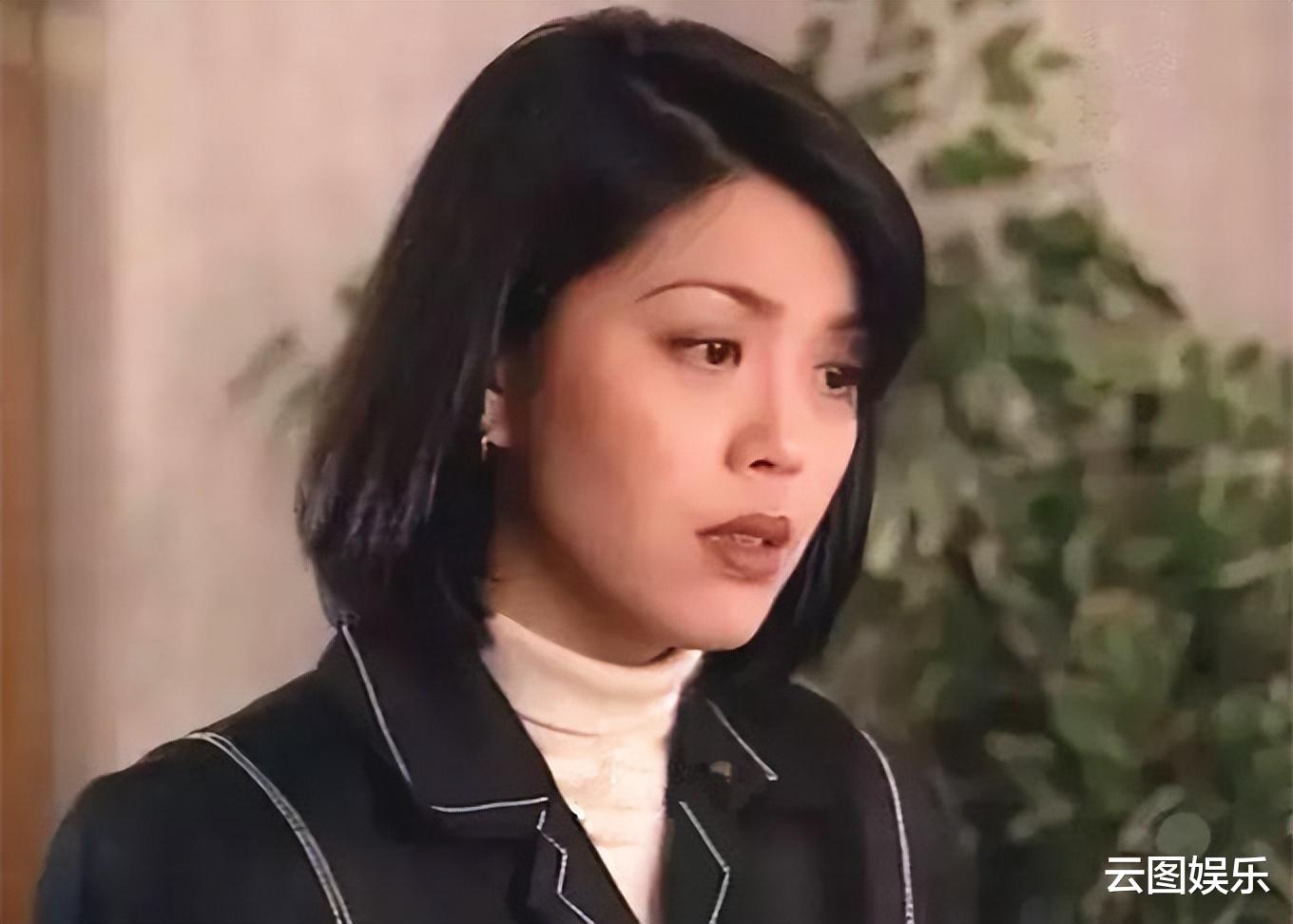 香港小姐|53岁知名港姐现身广西农村,戴草帽蹲地摘菜,打扮朴素难掩气质