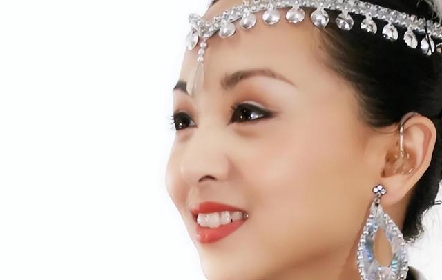 |2005年，凭春晚“千手观音”走红的邰丽华，如今过得怎样了？