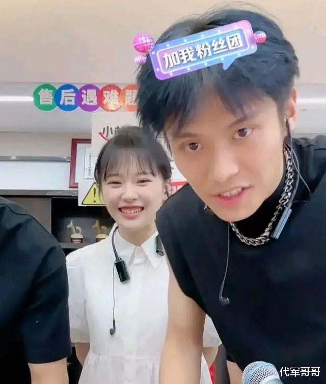 事实证明,现身小杨哥直播间的黄老师,已经走上了另一条大道