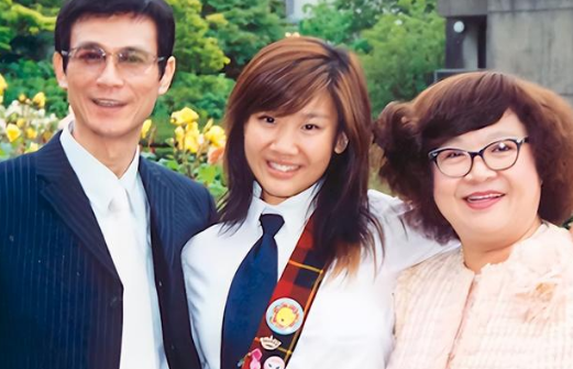 郑欣宜消失数月后回归!90斤体重大变模样,未得遗产眼含泪水