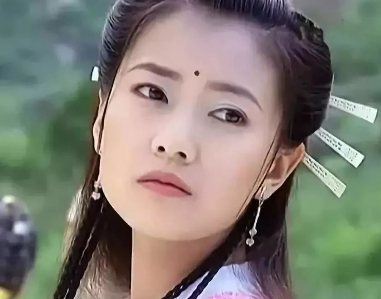 高圆圆蹬单车接女儿放学，大腿粗壮气质不再，女儿神似赵又廷