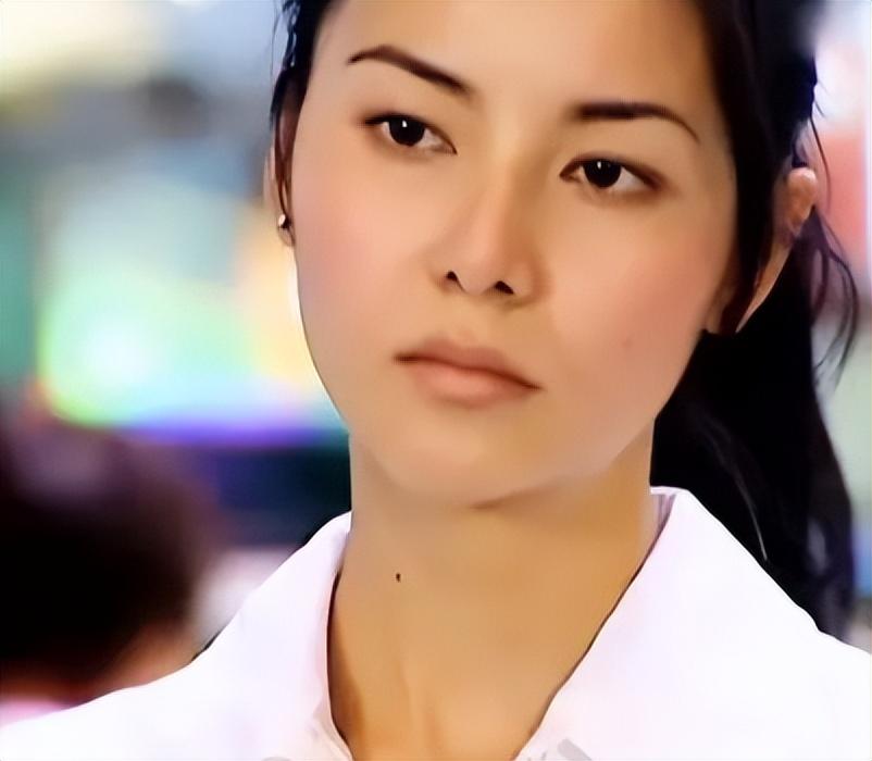 郑伊健妻子蒙嘉慧太丢面!现身演唱会,身材发福状态差,素颜如大妈!