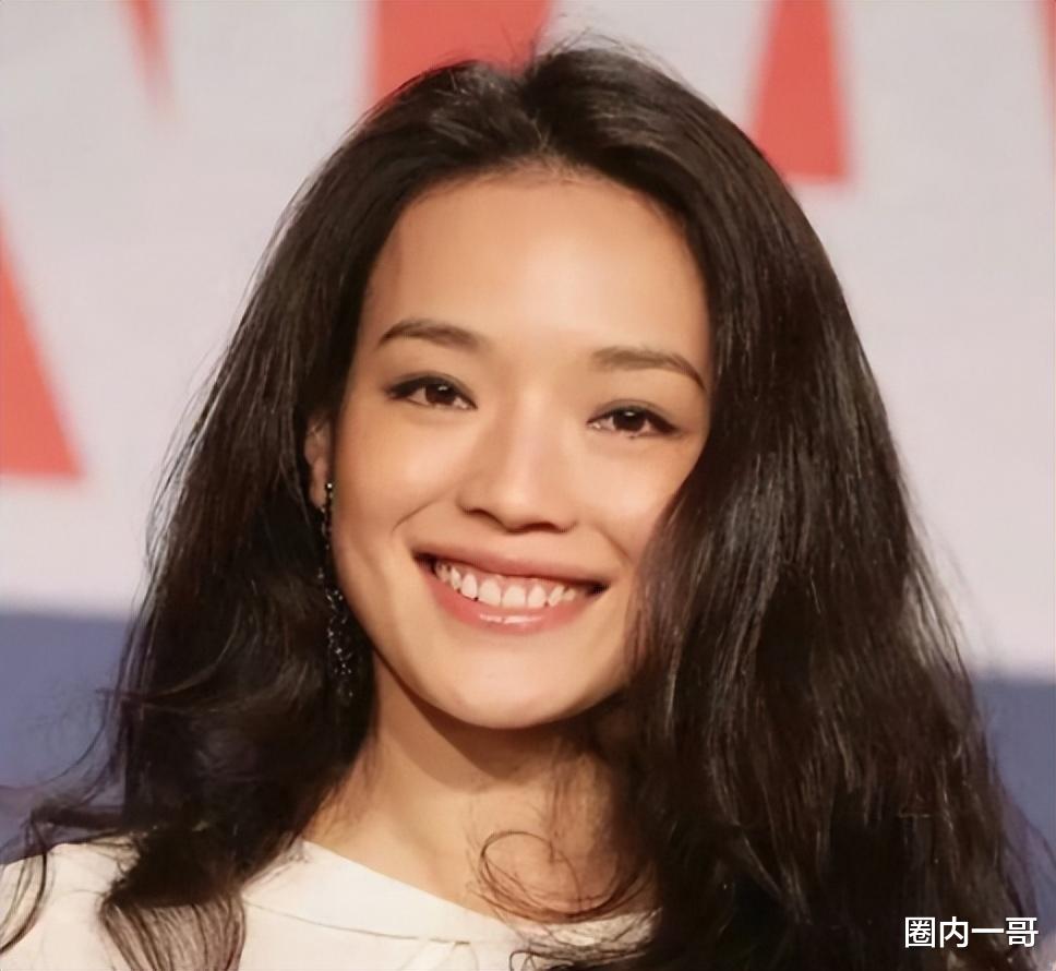 被3位女星惊艳到：白发不染，不整科技脸，用松弛感诠释优雅老去