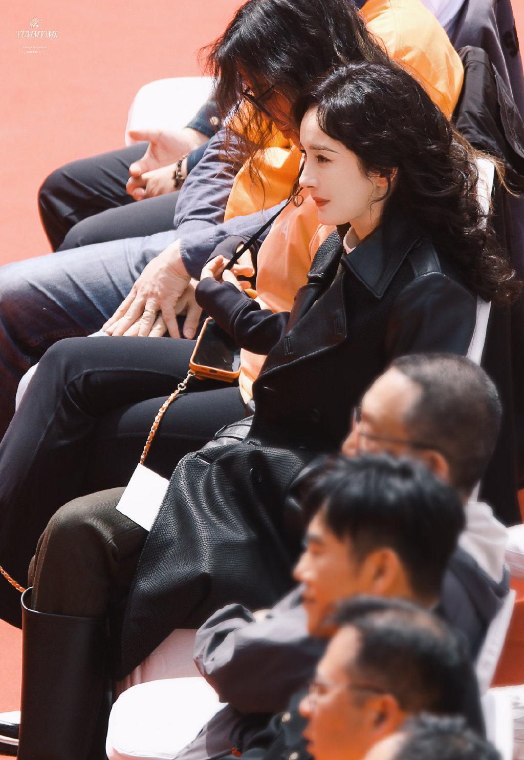 杨幂越来越“少女”了,就算烫了“大妈头”,也很减龄