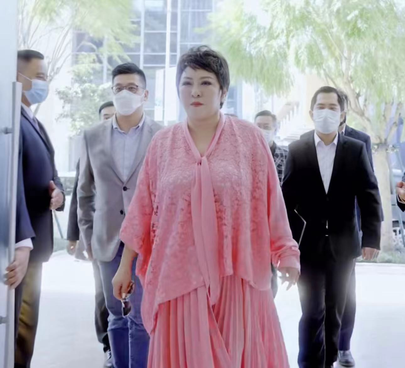 向太|向太暂停直播带货，带保镖去菜市场买菜引热议，还巧遇好友邵美琪