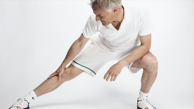 中老年人经常压腿、拉筋,到底是好是坏?骨科医生给出明确回复