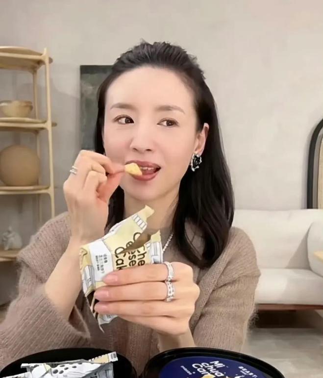 董洁|43岁董洁的直播带货，又给娱乐圈“上了一课”