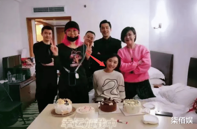 胡歌|胡歌承认官宣生女,岳父在亲友面前终于扬眉吐气,大手笔派发喜糖