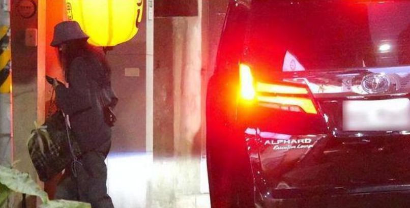 毛晓彤|拉萨偶遇毛晓彤录节目，身材小巧气质出众，与蔡文静对比太明显