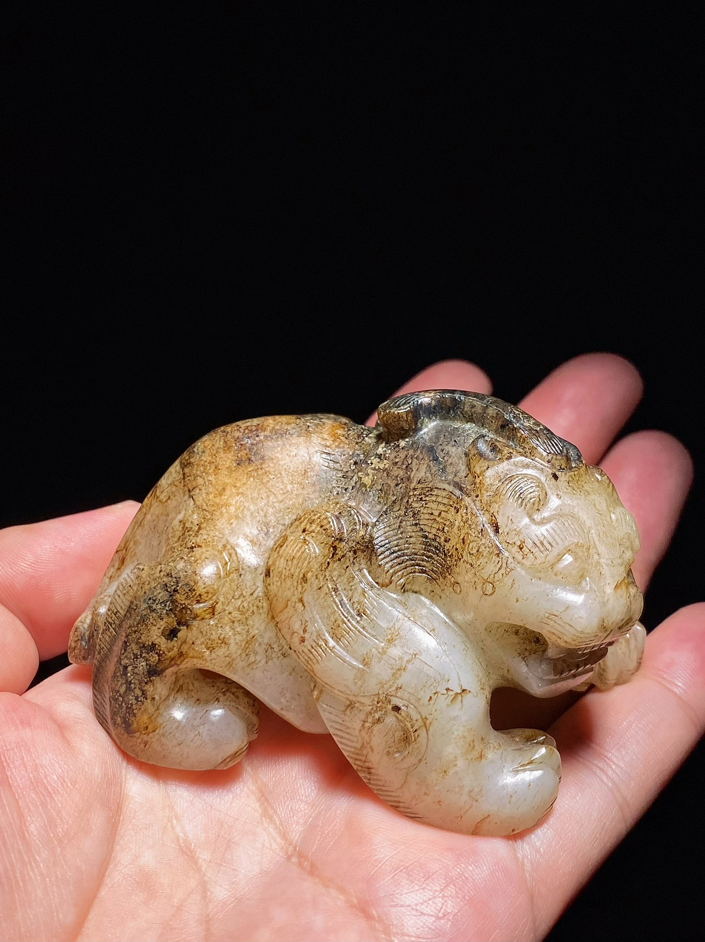 汉 和田玉籽料 白玉受沁 瑞兽 玉辟邪 摆件 把件