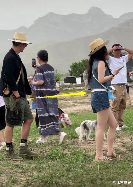 霍思燕|42岁霍思燕疑怀三胎，穿拖鞋、大腿粗壮，走路姿势引群嘲！