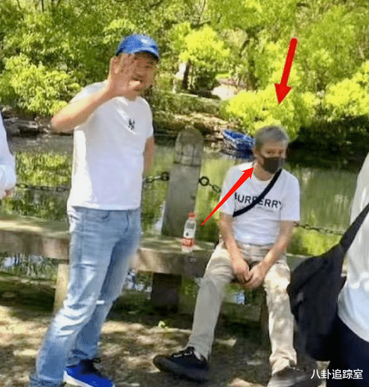 39岁文章现身大佛寺,头发花白背部佝偻状态差,怒视拍摄者似不满