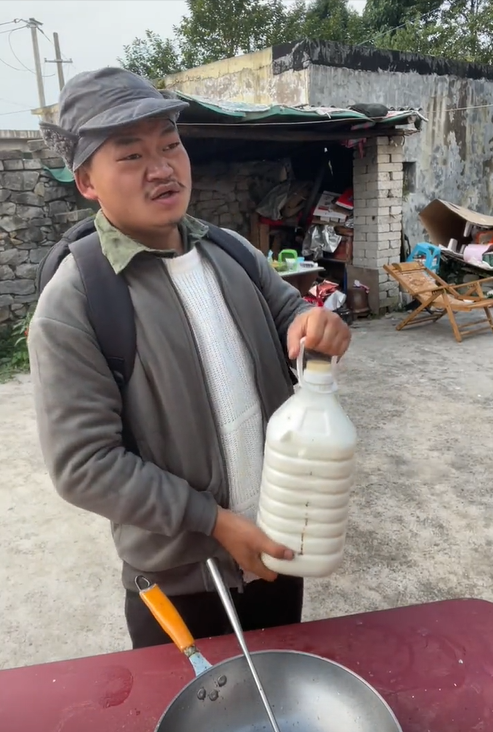 三伏天 网红王宝弱：因酷似王宝强吸粉43万，拿马蓉炒作惹怒王宝强本人