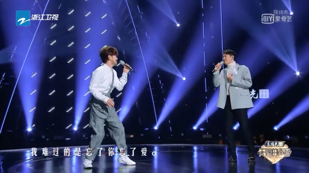 梁洛施|抱歉，真没必要逼周传雄卖惨