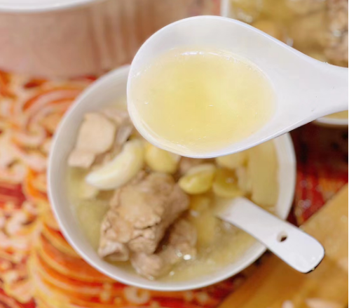 天气炎热，不管多忙，常给家人喝这汤，营养极高，增强自身抵抗力