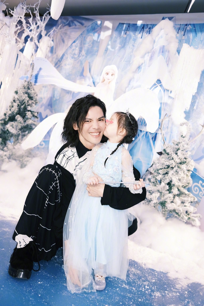 向佐为女儿庆生，3岁女儿超像郭碧婷，张大大也亲自过来祝福