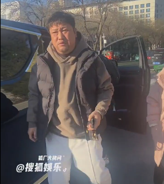 喜剧演员贾冰现身央视春晚彩排被抵制，赵本山担心的事情发生了