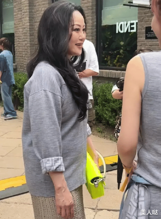 60岁章小蕙生图曝光，身材微胖也不减高级范，珠圆玉润一脸“旺夫相”