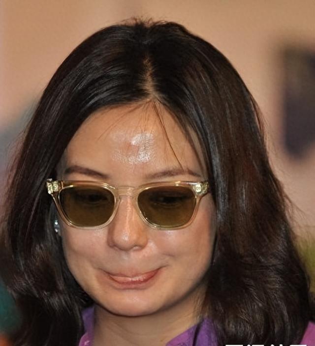 野心炸裂的赵薇消失两年后,再看她的处境,完全是自食恶果