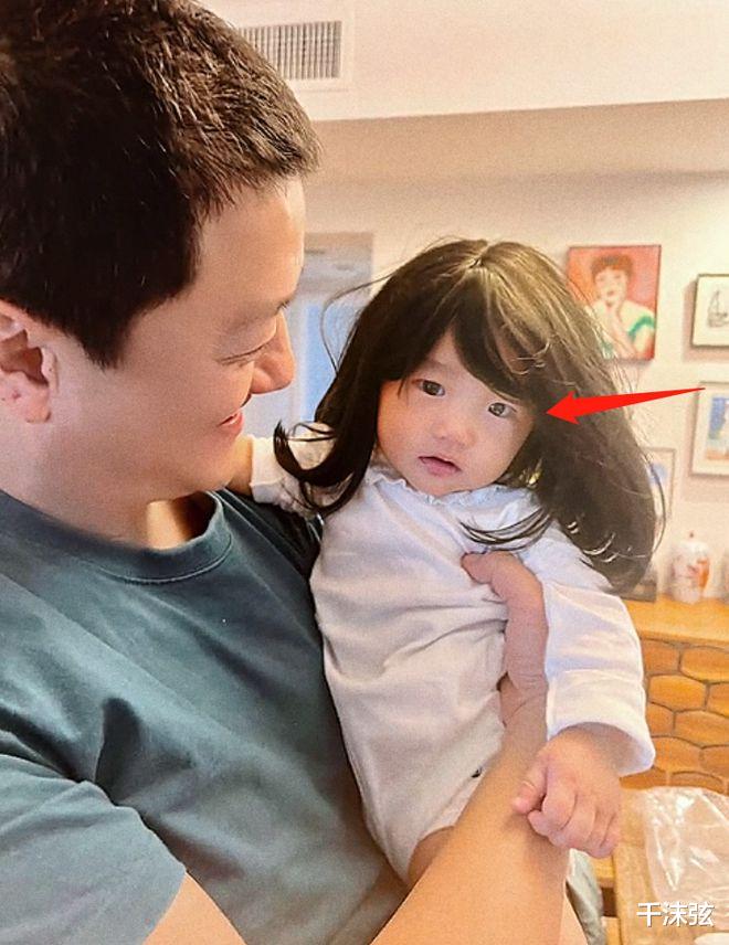 李亚鹏|演剧本?李亚鹏直播卖鱼,助理标错价损失上千万,被指蹭女儿热度