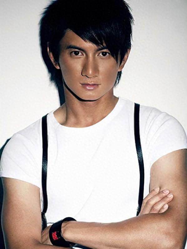 与黑人在海中嬉戏，跟吴奇隆含糊不清，这3位“老鸨”可真会玩