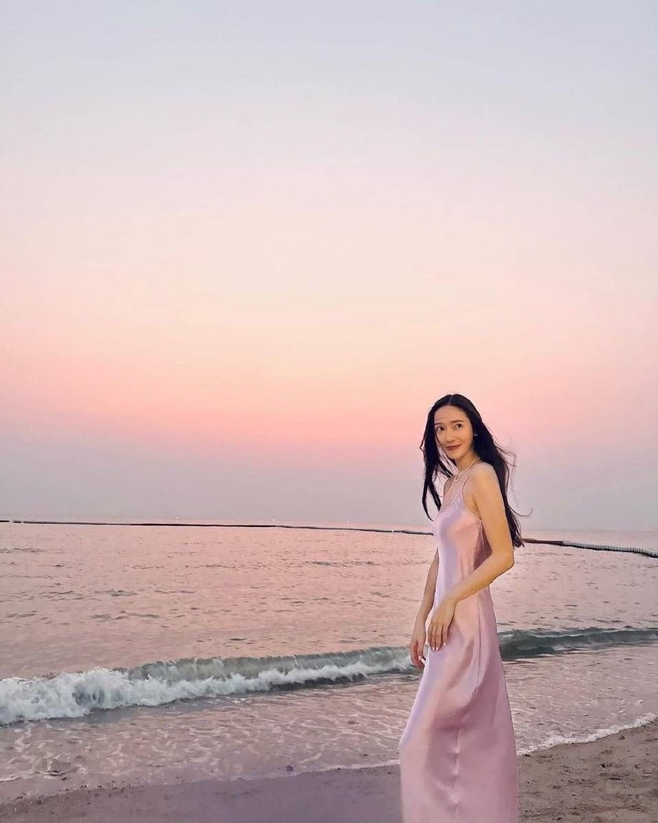 郑秀妍|郑秀妍穿丝绸露背裙晒随拍 夕阳下海边漫步好梦幻