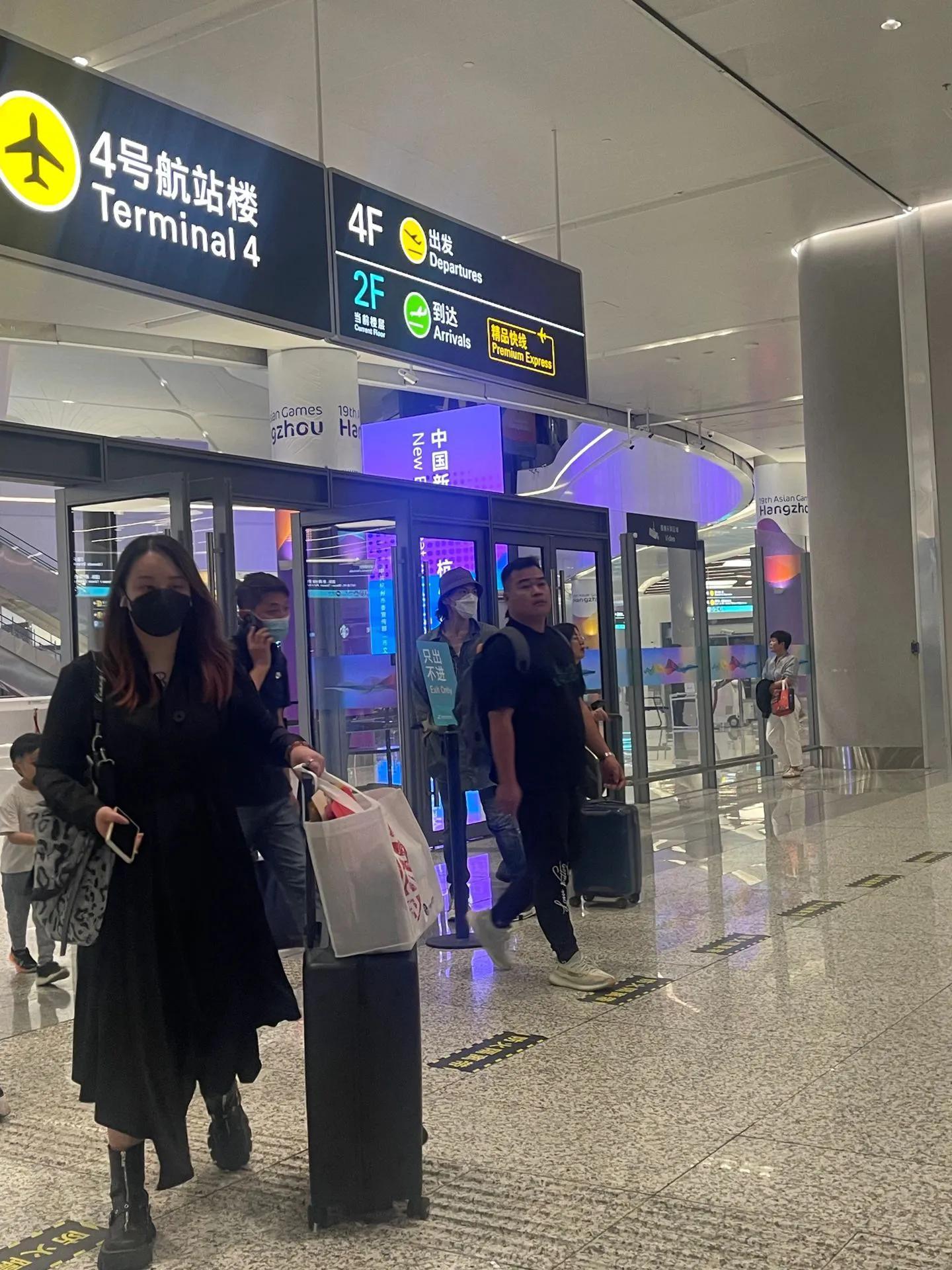 谢娜|向佐接机郭碧婷母子,二人全程无交流像陌生人,儿子长相酷似向佐